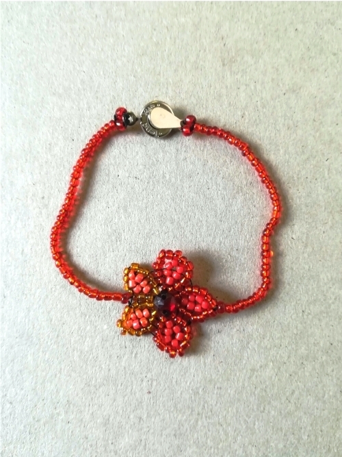 Bracelet With Centered Daisy